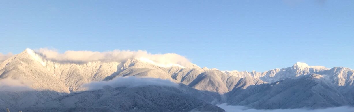百岳步道遠眺佳陽山~雪山